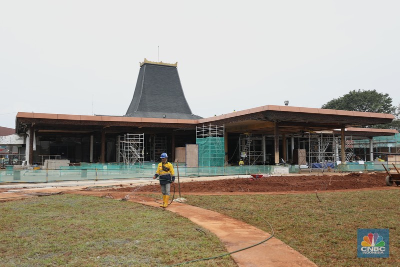 Proyek revitalisasi Taman Mini Indonesia Indah (TMII), Pekerja menyelesaikan pengerjaan revitalisasi Taman Mini Indonesia Indah (TMII), Jakarta, Selasa (24/5/2022). Langkah revitalisasi dilakukan dalam upaya mendukung kegiatan presidensi G20 di Indonesia pada tahun ini, sekaligus mengembalikan marwah dan fungsi awal dari TMII. (CNBC Indonesia/ Tri Susilo)