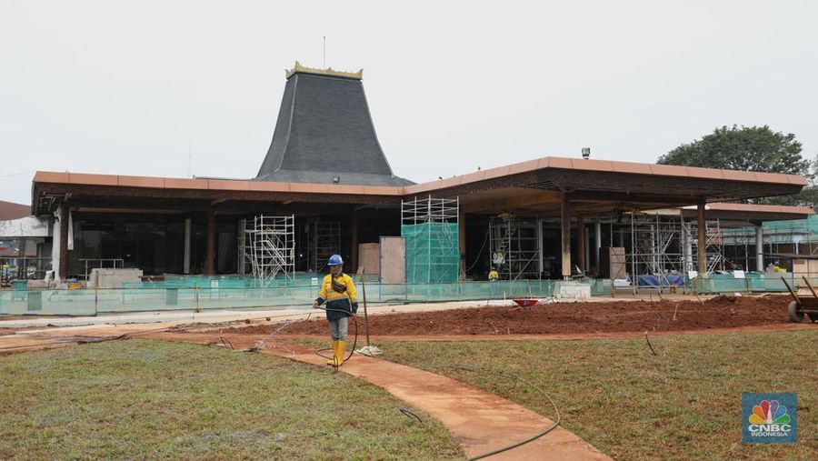 Pekerja menyelesaikan pengerjaan revitalisasi Taman Mini Indonesia Indah (TMII), Jakarta, Selasa (24/5/2022). Langkah revitalisasi dilakukan dalam upaya mendukung kegiatan presidensi G20 di Indonesia pada tahun ini, sekaligus mengembalikan marwah dan fungsi awal dari TMII. (CNBC Indonesia/ Tri Susilo)