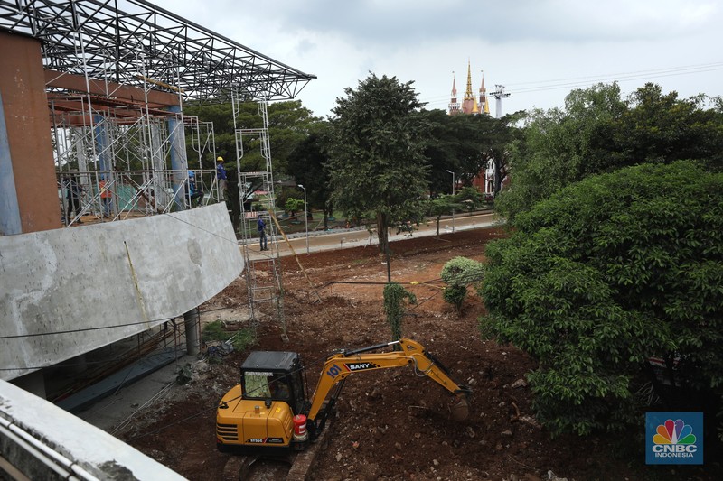 Proyek revitalisasi Taman Mini Indonesia Indah (TMII), Pekerja menyelesaikan pengerjaan revitalisasi Taman Mini Indonesia Indah (TMII), Jakarta, Selasa (24/5/2022). Langkah revitalisasi dilakukan dalam upaya mendukung kegiatan presidensi G20 di Indonesia pada tahun ini, sekaligus mengembalikan marwah dan fungsi awal dari TMII. (CNBC Indonesia/ Tri Susilo)