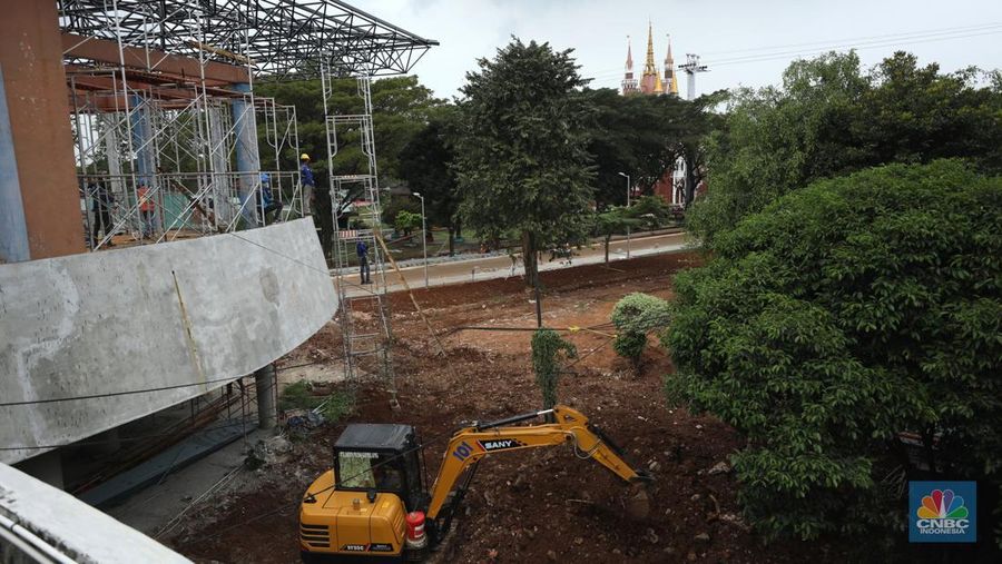 Pekerja menyelesaikan pengerjaan revitalisasi Taman Mini Indonesia Indah (TMII), Jakarta, Selasa (24/5/2022). Langkah revitalisasi dilakukan dalam upaya mendukung kegiatan presidensi G20 di Indonesia pada tahun ini, sekaligus mengembalikan marwah dan fungsi awal dari TMII. (CNBC Indonesia/ Tri Susilo)