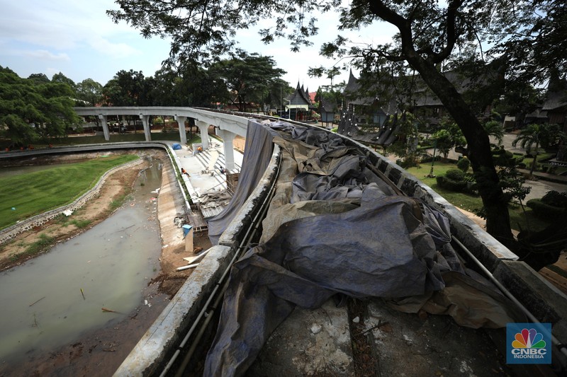 Proyek revitalisasi Taman Mini Indonesia Indah (TMII), Pekerja menyelesaikan pengerjaan revitalisasi Taman Mini Indonesia Indah (TMII), Jakarta, Selasa (24/5/2022). Langkah revitalisasi dilakukan dalam upaya mendukung kegiatan presidensi G20 di Indonesia pada tahun ini, sekaligus mengembalikan marwah dan fungsi awal dari TMII. (CNBC Indonesia/ Tri Susilo)