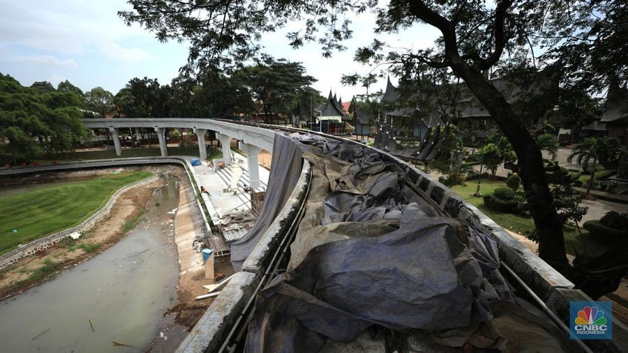 Pekerja menyelesaikan pengerjaan revitalisasi Taman Mini Indonesia Indah (TMII), Jakarta, Selasa (24/5/2022). Langkah revitalisasi dilakukan dalam upaya mendukung kegiatan presidensi G20 di Indonesia pada tahun ini, sekaligus mengembalikan marwah dan fungsi awal dari TMII. (CNBC Indonesia/ Tri Susilo)