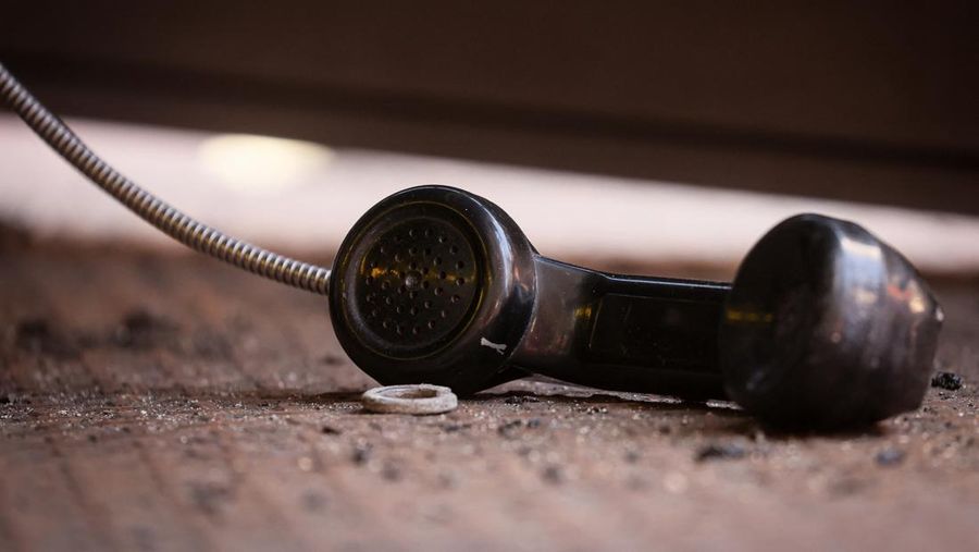 Sebuah gagang telepon tergeletak di jalan saat telepon umum terakhir dimuat ke truk selama pemindahan di dekat Times Square di New York City, AS, Senin (23/5/2022). (REUTERS/Brendan McDermid)