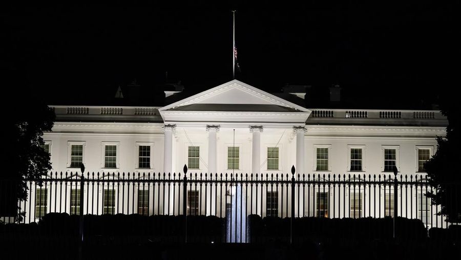 Bendera Amerika berkibar setengah tiang di Gedung Putih setelah Presiden Joe Biden berbicara tentang penembakan massal di Sekolah Dasar Robb di Uvalde, Texas, dari Gedung Putih, di Washington, Selasa (24/5/2022). (AP Photo/Manuel Balce Ceneta)