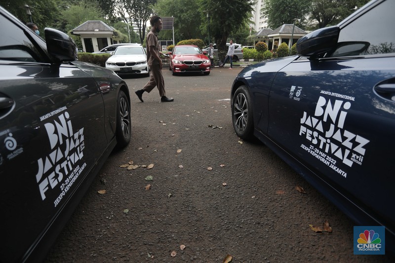 BMW Seri 3 terbaru sebagai VIP Fleet dari BNI Java Jazz Festival 2022 Warga melintas diparkiran BMW Seri 3 terbaru sebagai VIP Fleet dari BNI Java Jazz Festival 2022 kepada Dewi Gontha, President Director Java Festival Production di Jakarta, Rabu (25/5/2022). (CNBC Indonesia/ Muhammad Sabki)