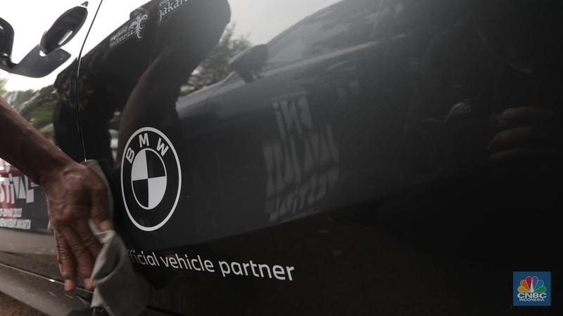 BMW Seri 3 terbaru sebagai VIP Fleet dari BNI Java Jazz Festival 2022 Warga melintas diparkiran BMW Seri 3 terbaru sebagai VIP Fleet dari BNI Java Jazz Festival 2022 kepada Dewi Gontha, President Director Java Festival Production di Jakarta, Rabu (25/5/2022). (CNBC Indonesia/ Muhammad Sabki)