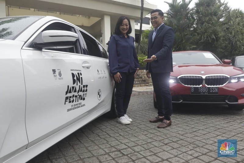 BMW Seri 3 terbaru sebagai VIP Fleet dari BNI Java Jazz Festival 2022 Warga melintas diparkiran BMW Seri 3 terbaru sebagai VIP Fleet dari BNI Java Jazz Festival 2022 kepada Dewi Gontha, President Director Java Festival Production di Jakarta, Rabu (25/5/2022). (CNBC Indonesia/ Muhammad Sabki)