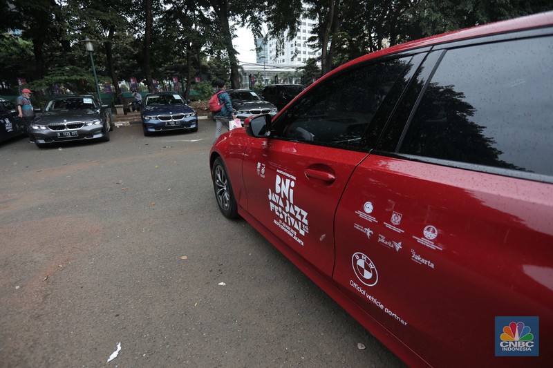 BMW Seri 3 terbaru sebagai VIP Fleet dari BNI Java Jazz Festival 2022 Warga melintas diparkiran BMW Seri 3 terbaru sebagai VIP Fleet dari BNI Java Jazz Festival 2022 kepada Dewi Gontha, President Director Java Festival Production di Jakarta, Rabu (25/5/2022). (CNBC Indonesia/ Muhammad Sabki)