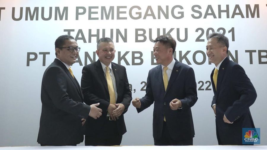 Kiri-kanan: Direktur Operasi, Helmi Fakhrudin, Wakil Direktur Utama, Robby Mondong, Direktur Utama, Woo Yeul Lee, Direktur Keuangan, Seng Hyup Shin berbincang usai Rapat Umum Pemegang Saham Tahunan (RUPST) KB Bukopin di Kantor Pusat KB Bukopin, Jakarta, Rabu (25/5/2022). Dalam Rapat Umum Pemegang Saham Tahunan (RUPST) PT Bank KB Bukopin Tbk (BBKP) menetapkan Woo Yeul Lee sebagai Direktur Utama yang baru Tahun Buku 2021. (վ/ Muhammad Sabki)