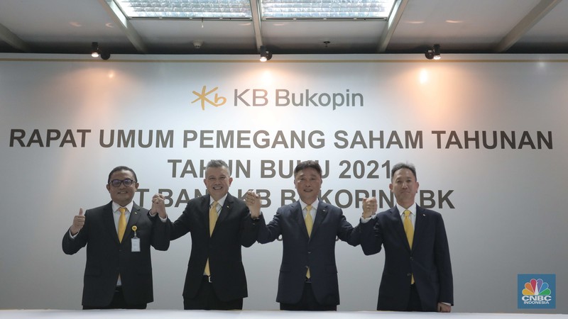 Direktur Operasi, Helmi Fakhrudin, Wakil Direktur Utama, Robby Mondong, Direktur Utama, Woo Yeul Lee, Direktur Keuangan, Seng Hyup Shin berfoto usai Rapat Umum Pemegang Saham Tahunan (RUPST) KB Bukopin Kiri-kanan: Direktur Operasi, Helmi Fakhrudin, Wakil Direktur Utama, Robby Mondong, Direktur Utama, Woo Yeul Lee, Direktur Keuangan, Seng Hyup Shin berbincang usai Rapat Umum Pemegang Saham Tahunan (RUPST) KB Bukopin di Kantor Pusat KB Bukopin, Jakarta, Rabu (25/5/2022). Dalam Rapat Umum Pemegang Saham Tahunan (RUPST) PT Bank KB Bukopin Tbk (BBKP) menetapkan Woo Yeul Lee sebagai Direktur Utama yang baru Tahun Buku 2021. (CNBC Indonesia/ Muhammad Sabki)