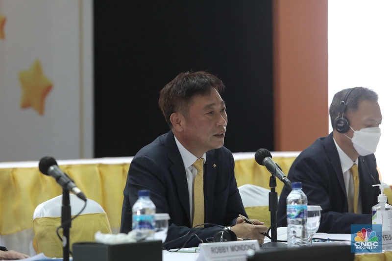 Direktur Operasi, Helmi Fakhrudin, Wakil Direktur Utama, Robby Mondong, Direktur Utama, Woo Yeul Lee, Direktur Keuangan, Seng Hyup Shin berfoto usai Rapat Umum Pemegang Saham Tahunan (RUPST) KB Bukopin Kiri-kanan: Direktur Operasi, Helmi Fakhrudin, Wakil Direktur Utama, Robby Mondong, Direktur Utama, Woo Yeul Lee, Direktur Keuangan, Seng Hyup Shin berbincang usai Rapat Umum Pemegang Saham Tahunan (RUPST) KB Bukopin di Kantor Pusat KB Bukopin, Jakarta, Rabu (25/5/2022). Dalam Rapat Umum Pemegang Saham Tahunan (RUPST) PT Bank KB Bukopin Tbk (BBKP) menetapkan Woo Yeul Lee sebagai Direktur Utama yang baru Tahun Buku 2021. (CNBC Indonesia/ Muhammad Sabki)