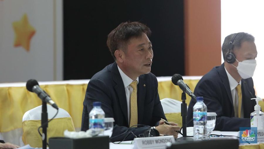 Kiri-kanan: Direktur Operasi, Helmi Fakhrudin, Wakil Direktur Utama, Robby Mondong, Direktur Utama, Woo Yeul Lee, Direktur Keuangan, Seng Hyup Shin berbincang usai Rapat Umum Pemegang Saham Tahunan (RUPST) KB Bukopin di Kantor Pusat KB Bukopin, Jakarta, Rabu (25/5/2022). Dalam Rapat Umum Pemegang Saham Tahunan (RUPST) PT Bank KB Bukopin Tbk (BBKP) menetapkan Woo Yeul Lee sebagai Direktur Utama yang baru Tahun Buku 2021. (CNBC Indonesia/ Muhammad Sabki)