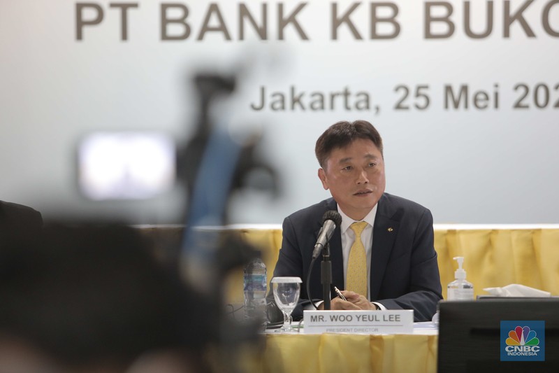 Direktur Operasi, Helmi Fakhrudin, Wakil Direktur Utama, Robby Mondong, Direktur Utama, Woo Yeul Lee, Direktur Keuangan, Seng Hyup Shin berfoto usai Rapat Umum Pemegang Saham Tahunan (RUPST) KB Bukopin Kiri-kanan: Direktur Operasi, Helmi Fakhrudin, Wakil Direktur Utama, Robby Mondong, Direktur Utama, Woo Yeul Lee, Direktur Keuangan, Seng Hyup Shin berbincang usai Rapat Umum Pemegang Saham Tahunan (RUPST) KB Bukopin di Kantor Pusat KB Bukopin, Jakarta, Rabu (25/5/2022). Dalam Rapat Umum Pemegang Saham Tahunan (RUPST) PT Bank KB Bukopin Tbk (BBKP) menetapkan Woo Yeul Lee sebagai Direktur Utama yang baru Tahun Buku 2021. (CNBC Indonesia/ Muhammad Sabki)