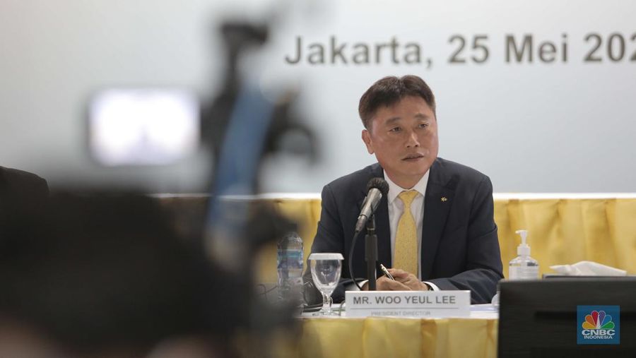 Kiri-kanan: Direktur Operasi, Helmi Fakhrudin, Wakil Direktur Utama, Robby Mondong, Direktur Utama, Woo Yeul Lee, Direktur Keuangan, Seng Hyup Shin berbincang usai Rapat Umum Pemegang Saham Tahunan (RUPST) KB Bukopin di Kantor Pusat KB Bukopin, Jakarta, Rabu (25/5/2022). Dalam Rapat Umum Pemegang Saham Tahunan (RUPST) PT Bank KB Bukopin Tbk (BBKP) menetapkan Woo Yeul Lee sebagai Direktur Utama yang baru Tahun Buku 2021. (CNBC Indonesia/ Muhammad Sabki)