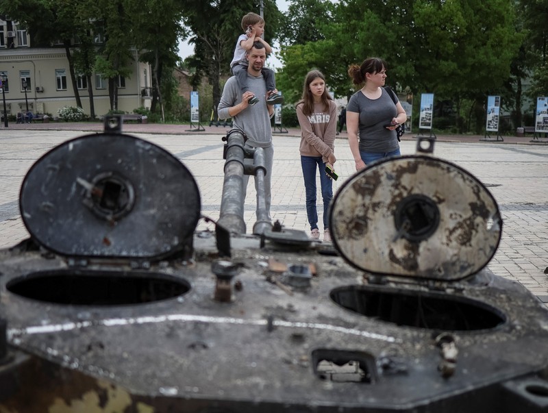 Pameran kendaraan militer Rusia yang hancur di Ukraina Puluhan warga mengunjungi tank dan peralatan militer Rusia yang hancur yang dipamerkan untuk umum di Mykhailivska Square di Ukraina di Kyiv, Ukraina, Selasa (24/5/2022). (Photo by Adri Salido/Anadolu Agency via Getty Images)