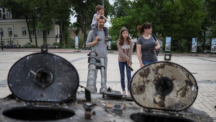 Puluhan warga mengunjungi tank dan peralatan militer Rusia yang hancur yang dipamerkan untuk umum di Mykhailivska Square di Ukraina di Kyiv, Ukraina, Selasa (24/5/2022). (Photo by Adri Salido/Anadolu Agency via Getty Images)