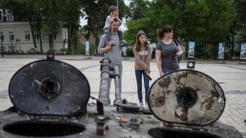 Puluhan warga mengunjungi tank dan peralatan militer Rusia yang hancur yang dipamerkan untuk umum di Mykhailivska Square di Ukraina di Kyiv, Ukraina, Selasa (24/5/2022). (Photo by Adri Salido/Anadolu Agency via Getty Images)