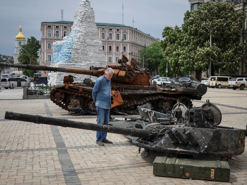 Pameran kendaraan militer Rusia yang hancur di Ukraina Puluhan warga mengunjungi tank dan peralatan militer Rusia yang hancur yang dipamerkan untuk umum di Mykhailivska Square di Ukraina di Kyiv, Ukraina, Selasa (24/5/2022). (Photo by Adri Salido/Anadolu Agency via Getty Images)