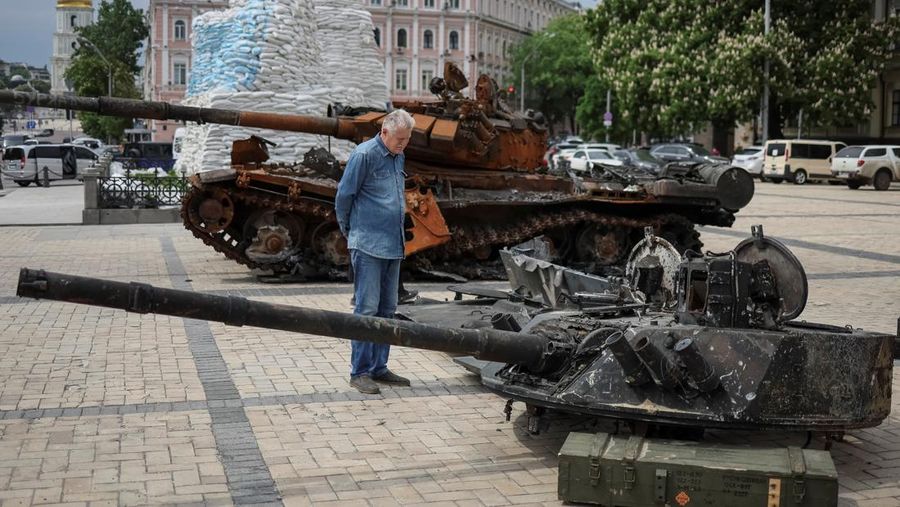 Puluhan warga mengunjungi tank dan peralatan militer Rusia yang hancur yang dipamerkan untuk umum di Mykhailivska Square di Ukraina di Kyiv, Ukraina, Selasa (24/5/2022). (Photo by Adri Salido/Anadolu Agency via Getty Images)