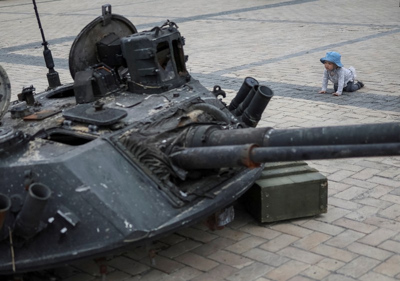 Pameran kendaraan militer Rusia yang hancur di Ukraina Puluhan warga mengunjungi tank dan peralatan militer Rusia yang hancur yang dipamerkan untuk umum di Mykhailivska Square di Ukraina di Kyiv, Ukraina, Selasa (24/5/2022). (Photo by Adri Salido/Anadolu Agency via Getty Images)
