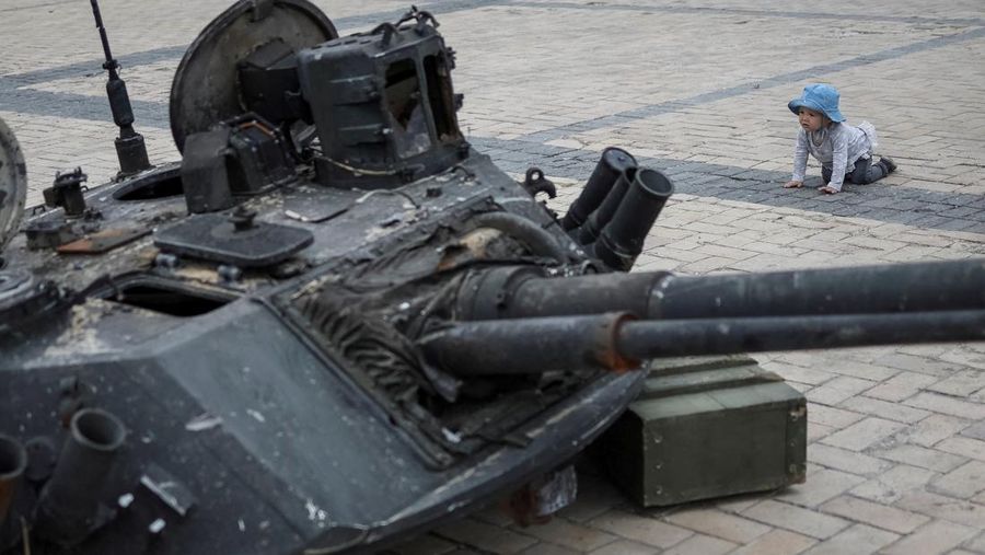 Puluhan warga mengunjungi tank dan peralatan militer Rusia yang hancur yang dipamerkan untuk umum di Mykhailivska Square di Ukraina di Kyiv, Ukraina, Selasa (24/5/2022). (Photo by Adri Salido/Anadolu Agency via Getty Images)