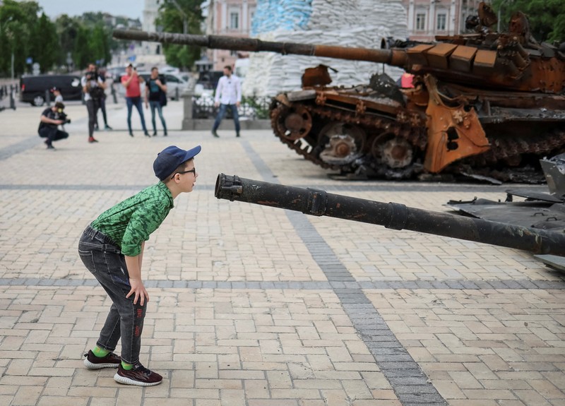 Pameran kendaraan militer Rusia yang hancur di Ukraina Puluhan warga mengunjungi tank dan peralatan militer Rusia yang hancur yang dipamerkan untuk umum di Mykhailivska Square di Ukraina di Kyiv, Ukraina, Selasa (24/5/2022). (Photo by Adri Salido/Anadolu Agency via Getty Images)