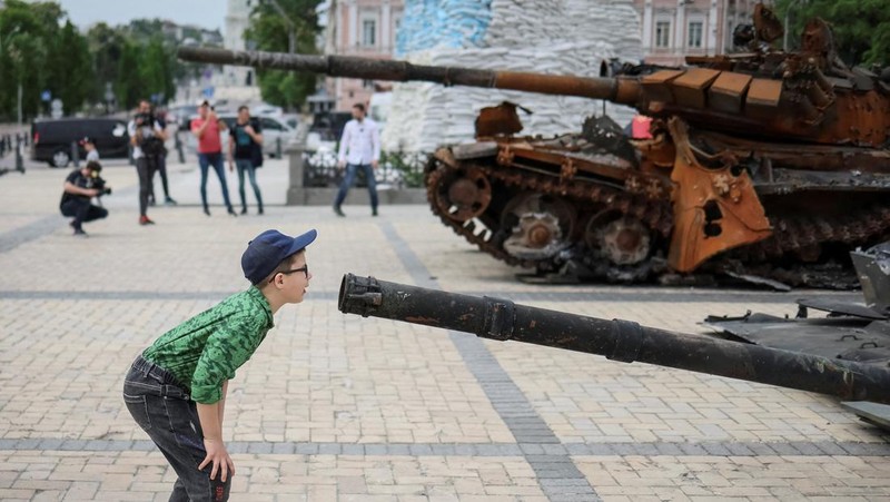 Puluhan warga mengunjungi tank dan peralatan militer Rusia yang hancur yang dipamerkan untuk umum di Mykhailivska Square di Ukraina di Kyiv, Ukraina, Selasa (24/5/2022). (Photo by Adri Salido/Anadolu Agency via Getty Images)
