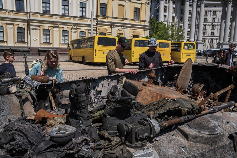 Puluhan warga mengunjungi tank dan peralatan militer Rusia yang hancur yang dipamerkan untuk umum di Mykhailivska Square di Ukraina di Kyiv, Ukraina, Selasa (24/5/2022). (Photo by Adri Salido/Anadolu Agency via Getty Images)