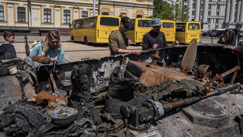 Puluhan warga mengunjungi tank dan peralatan militer Rusia yang hancur yang dipamerkan untuk umum di Mykhailivska Square di Ukraina di Kyiv, Ukraina, Selasa (24/5/2022). (Photo by Adri Salido/Anadolu Agency via Getty Images)