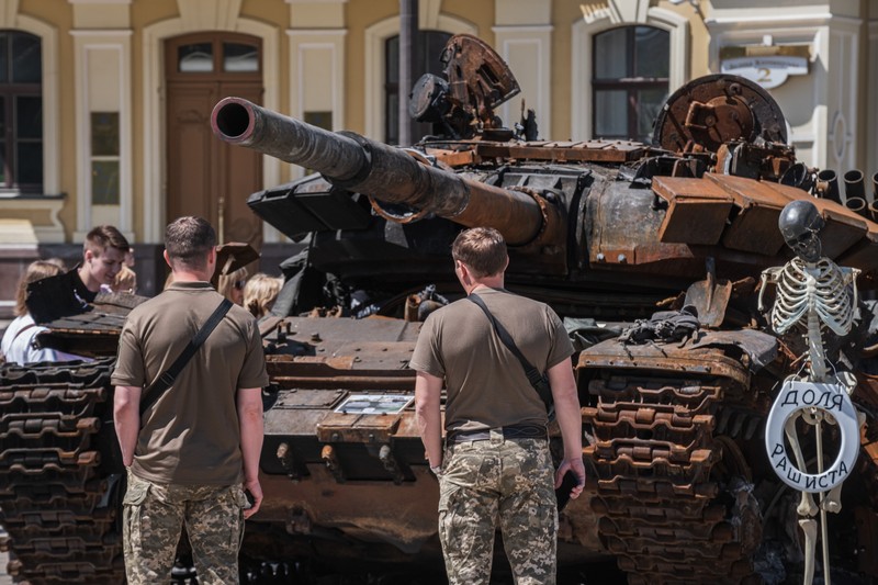 Puluhan warga mengunjungi tank dan peralatan militer Rusia yang hancur yang dipamerkan untuk umum di Mykhailivska Square di Ukraina di Kyiv, Ukraina, Selasa (24/5/2022). (Photo by Adri Salido/Anadolu Agency via Getty Images)