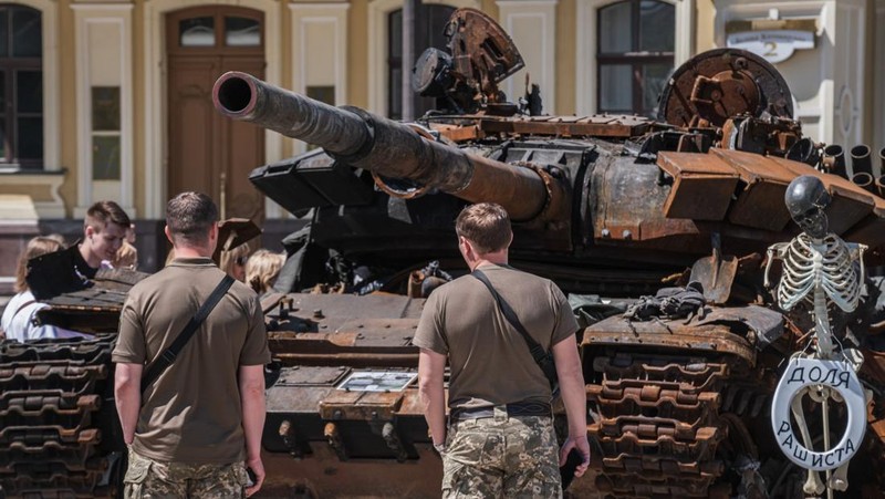 Puluhan warga mengunjungi tank dan peralatan militer Rusia yang hancur yang dipamerkan untuk umum di Mykhailivska Square di Ukraina di Kyiv, Ukraina, Selasa (24/5/2022). (Photo by Adri Salido/Anadolu Agency via Getty Images)