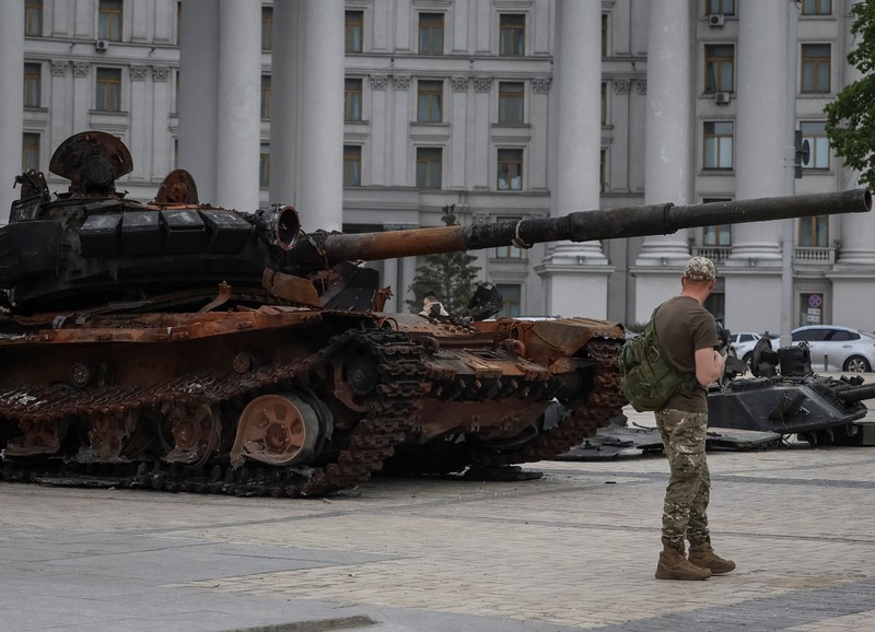 Pameran kendaraan militer Rusia yang hancur di Ukraina Puluhan warga mengunjungi tank dan peralatan militer Rusia yang hancur yang dipamerkan untuk umum di Mykhailivska Square di Ukraina di Kyiv, Ukraina, Selasa (24/5/2022). (Photo by Adri Salido/Anadolu Agency via Getty Images)