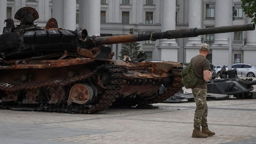 Puluhan warga mengunjungi tank dan peralatan militer Rusia yang hancur yang dipamerkan untuk umum di Mykhailivska Square di Ukraina di Kyiv, Ukraina, Selasa (24/5/2022). (Photo by Adri Salido/Anadolu Agency via Getty Images)