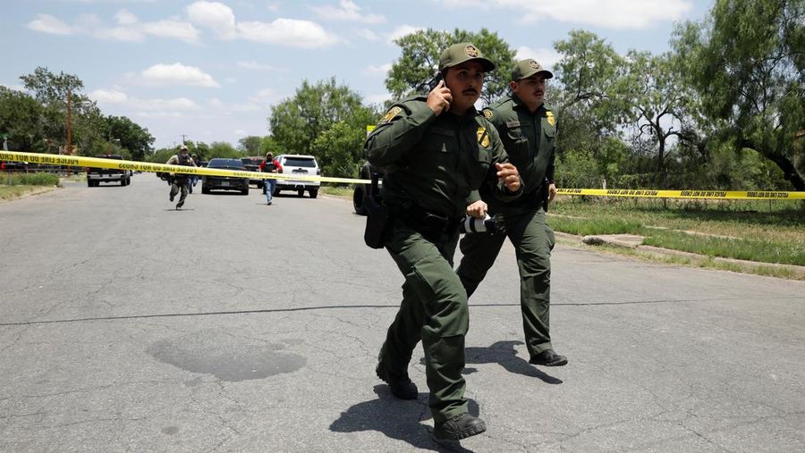 Kendaraan polisi diparkir di dekat sebuah mobil yang diyakini milik tersangka penembakan di Sekolah Dasar Robb setelah penembakan, di Uvalde, Texas, AS, Selasa (24/5/2022). (REUTERS/Marco Bello)