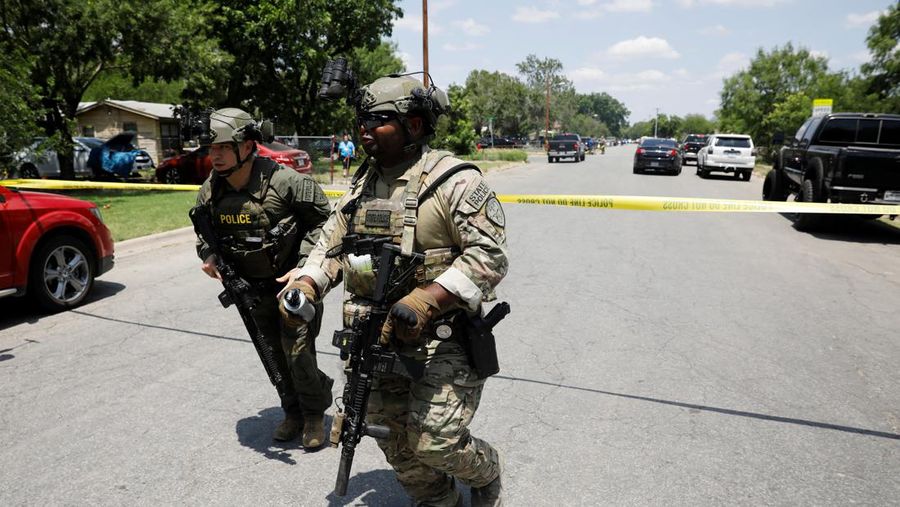 Kendaraan polisi diparkir di dekat sebuah mobil yang diyakini milik tersangka penembakan di Sekolah Dasar Robb setelah penembakan, di Uvalde, Texas, AS, Selasa (24/5/2022). (REUTERS/Marco Bello)