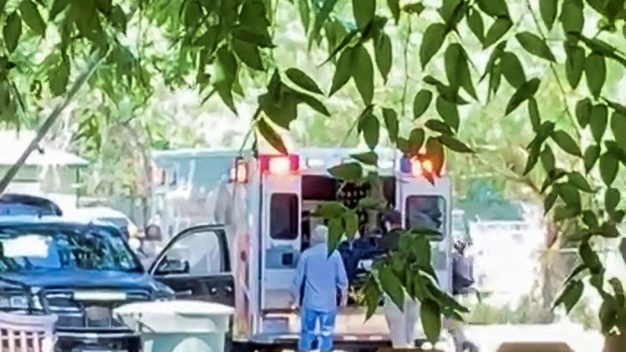 Mobil ambulans bersiaga di lokasi penembakan di dekat Sekolah Dasar Robb di Uvalde, Texas, AS, Selasa (24/5/2022). (Video obtained by Reuters/via REUTERS)