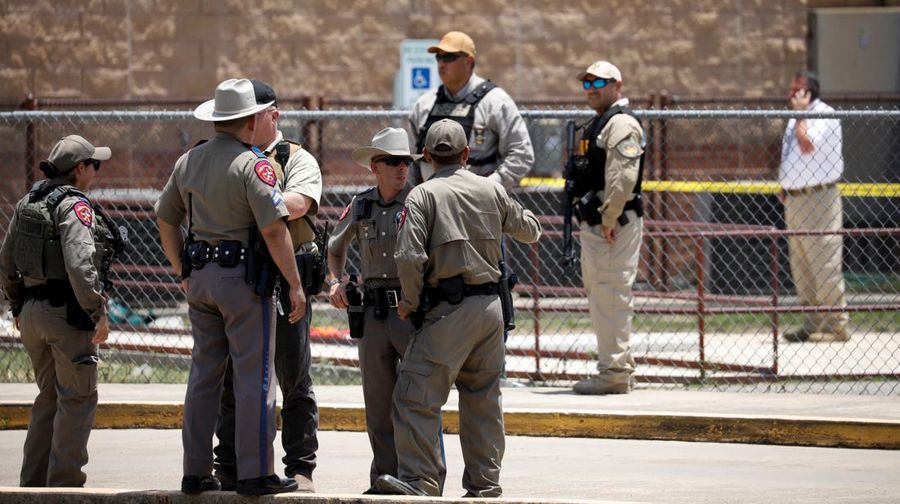 Kendaraan polisi diparkir di dekat sebuah mobil yang diyakini milik tersangka penembakan di Sekolah Dasar Robb setelah penembakan, di Uvalde, Texas, AS, Selasa (24/5/2022). (REUTERS/Marco Bello)
