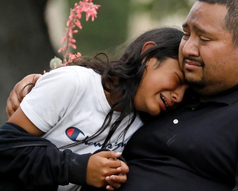 Kendaraan polisi diparkir di dekat sebuah mobil yang diyakini milik tersangka penembakan di Sekolah Dasar Robb setelah penembakan, di Uvalde, Texas, AS, Selasa (24/5/2022). (REUTERS/Marco Bello)