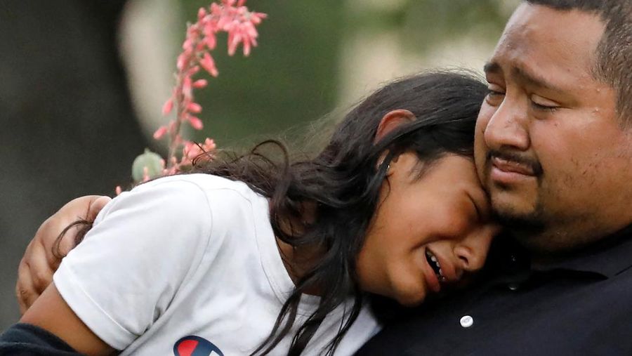 Kendaraan polisi diparkir di dekat sebuah mobil yang diyakini milik tersangka penembakan di Sekolah Dasar Robb setelah penembakan, di Uvalde, Texas, AS, Selasa (24/5/2022). (REUTERS/Marco Bello)