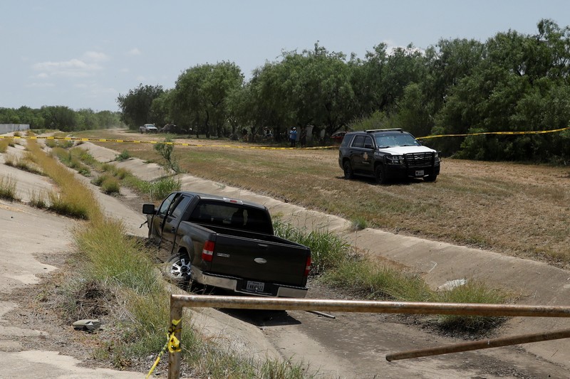 Kendaraan polisi diparkir di dekat sebuah mobil yang diyakini milik tersangka penembakan di Sekolah Dasar Robb setelah penembakan, di Uvalde, Texas, AS, Selasa (24/5/2022). (REUTERS/Marco Bello)