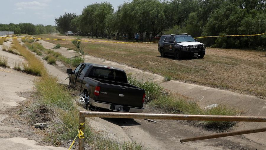 Kendaraan polisi diparkir di dekat sebuah mobil yang diyakini milik tersangka penembakan di Sekolah Dasar Robb setelah penembakan, di Uvalde, Texas, AS, Selasa (24/5/2022). (REUTERS/Marco Bello)