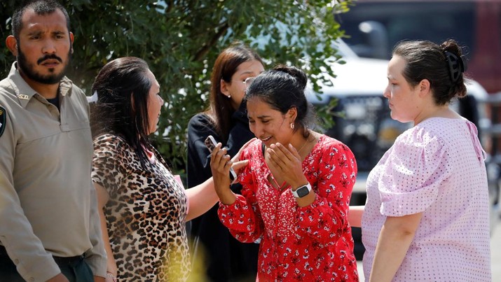 Seorang wanita menangis di luar Ssgt Willie de Leon Civic Center, tempat para siswa dipindahkan dari Sekolah Dasar Robb setelah penembakan, di Uvalde, Texas, AS, Selasa (24/5/2022). (REUTERS/Marco Bello)
