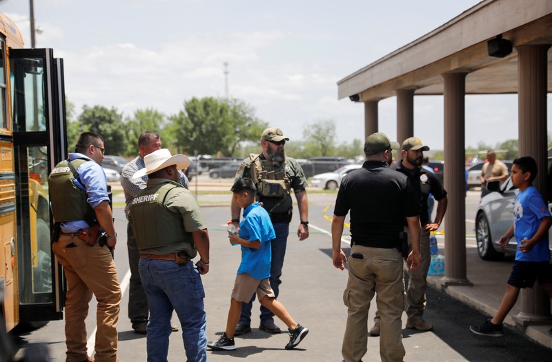 Kendaraan polisi diparkir di dekat sebuah mobil yang diyakini milik tersangka penembakan di Sekolah Dasar Robb setelah penembakan, di Uvalde, Texas, AS, Selasa (24/5/2022). (REUTERS/Marco Bello)