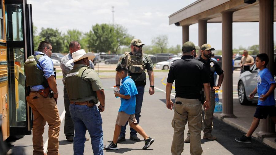 Kendaraan polisi diparkir di dekat sebuah mobil yang diyakini milik tersangka penembakan di Sekolah Dasar Robb setelah penembakan, di Uvalde, Texas, AS, Selasa (24/5/2022). (REUTERS/Marco Bello)