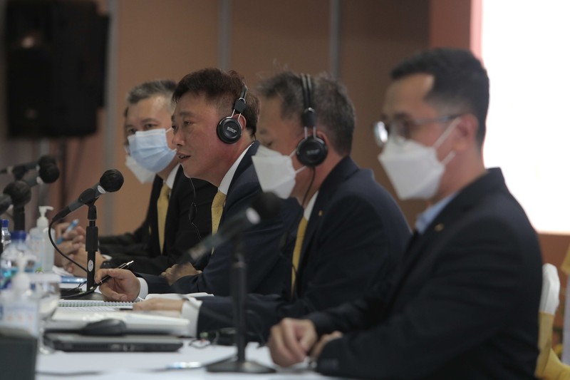 Kiri-kanan: Direktur Operasi, Helmi Fakhrudin, Wakil Direktur Utama, Robby Mondong, Direktur Utama, Woo Yeul Lee, Direktur Keuangan, Seng Hyup Shin berbincang usai Rapat Umum Pemegang Saham Tahunan (RUPST) KB Bukopin di Kantor Pusat KB Bukopin, Jakarta, Rabu (25/5/2022). Dalam Rapat Umum Pemegang Saham Tahunan (RUPST) PT Bank KB Bukopin Tbk (BBKP) menetapkan Woo Yeul Lee sebagai Direktur Utama yang baru Tahun Buku 2021. (CNBC Indonesia/ Muhammad Sabki)