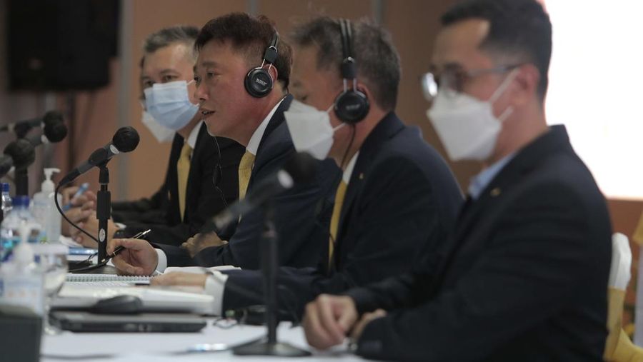 Kiri-kanan: Direktur Operasi, Helmi Fakhrudin, Wakil Direktur Utama, Robby Mondong, Direktur Utama, Woo Yeul Lee, Direktur Keuangan, Seng Hyup Shin berbincang usai Rapat Umum Pemegang Saham Tahunan (RUPST) KB Bukopin di Kantor Pusat KB Bukopin, Jakarta, Rabu (25/5/2022). Dalam Rapat Umum Pemegang Saham Tahunan (RUPST) PT Bank KB Bukopin Tbk (BBKP) menetapkan Woo Yeul Lee sebagai Direktur Utama yang baru Tahun Buku 2021. (CNBC Indonesia/ Muhammad Sabki)