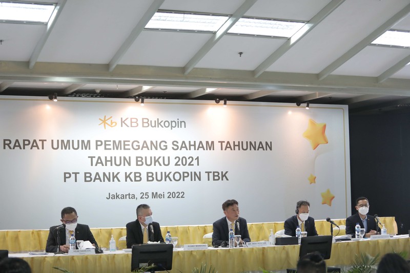 Kiri-kanan: Direktur Operasi, Helmi Fakhrudin, Wakil Direktur Utama, Robby Mondong, Direktur Utama, Woo Yeul Lee, Direktur Keuangan, Seng Hyup Shin berbincang usai Rapat Umum Pemegang Saham Tahunan (RUPST) KB Bukopin di Kantor Pusat KB Bukopin, Jakarta, Rabu (25/5/2022). Dalam Rapat Umum Pemegang Saham Tahunan (RUPST) PT Bank KB Bukopin Tbk (BBKP) menetapkan Woo Yeul Lee sebagai Direktur Utama yang baru Tahun Buku 2021. (CNBC Indonesia/ Muhammad Sabki)