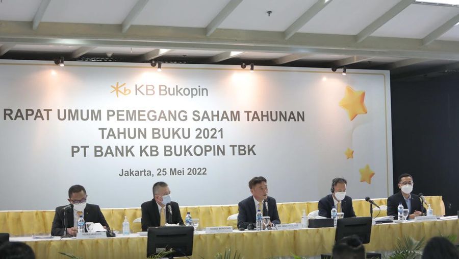 Kiri-kanan: Direktur Operasi, Helmi Fakhrudin, Wakil Direktur Utama, Robby Mondong, Direktur Utama, Woo Yeul Lee, Direktur Keuangan, Seng Hyup Shin berbincang usai Rapat Umum Pemegang Saham Tahunan (RUPST) KB Bukopin di Kantor Pusat KB Bukopin, Jakarta, Rabu (25/5/2022). Dalam Rapat Umum Pemegang Saham Tahunan (RUPST) PT Bank KB Bukopin Tbk (BBKP) menetapkan Woo Yeul Lee sebagai Direktur Utama yang baru Tahun Buku 2021. (CNBC Indonesia/ Muhammad Sabki)