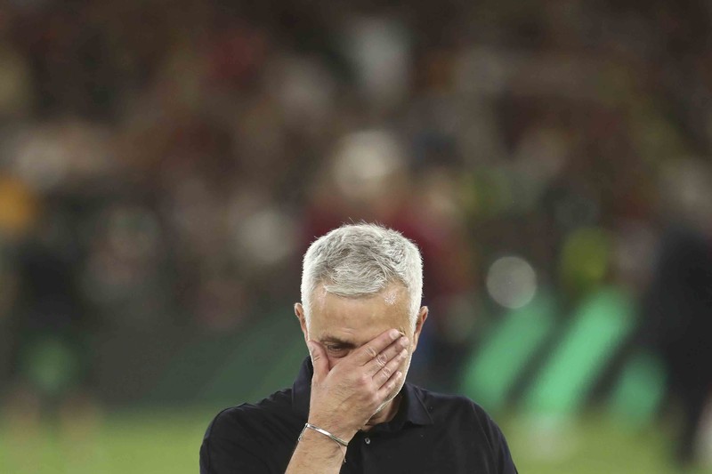 SOCCER-EUROPACONF-ROM-FEY/REPORT Soccer Football - Europa Conference League - Final - AS Roma v Feyenoord - Arena Kombetare, Tirana, Albania - May 25, 2022 AS Roma coach Jose Mourinho celebrates after winning the Europa Conference League Final REUTERS/Florion Goga