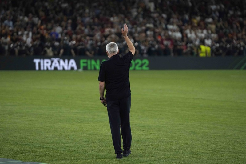 SOCCER-EUROPACONF-ROM-FEY/REPORT Soccer Football - Europa Conference League - Final - AS Roma v Feyenoord - Arena Kombetare, Tirana, Albania - May 25, 2022 AS Roma coach Jose Mourinho celebrates after winning the Europa Conference League Final REUTERS/Florion Goga